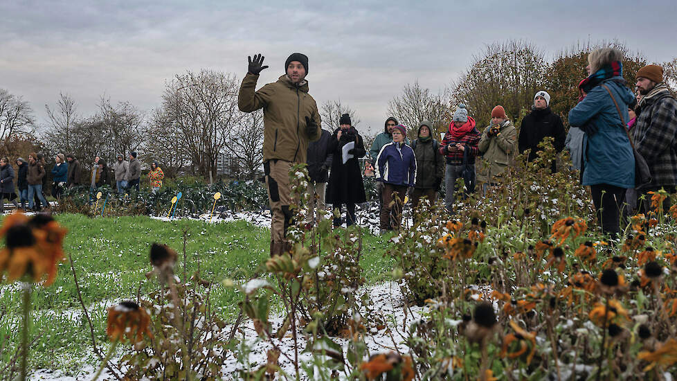 Jorian Damen en Sam Emons laten CSA tuinders hun bedrijf Gelukkige Groentes in Malden zien.