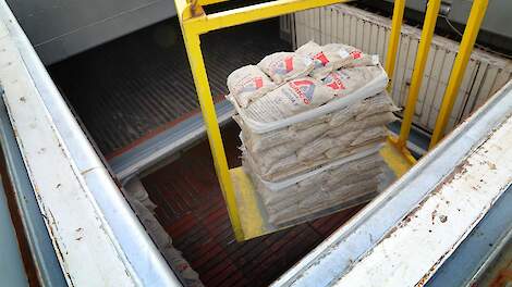 Agrico zakken met pootgoed in schip geladen