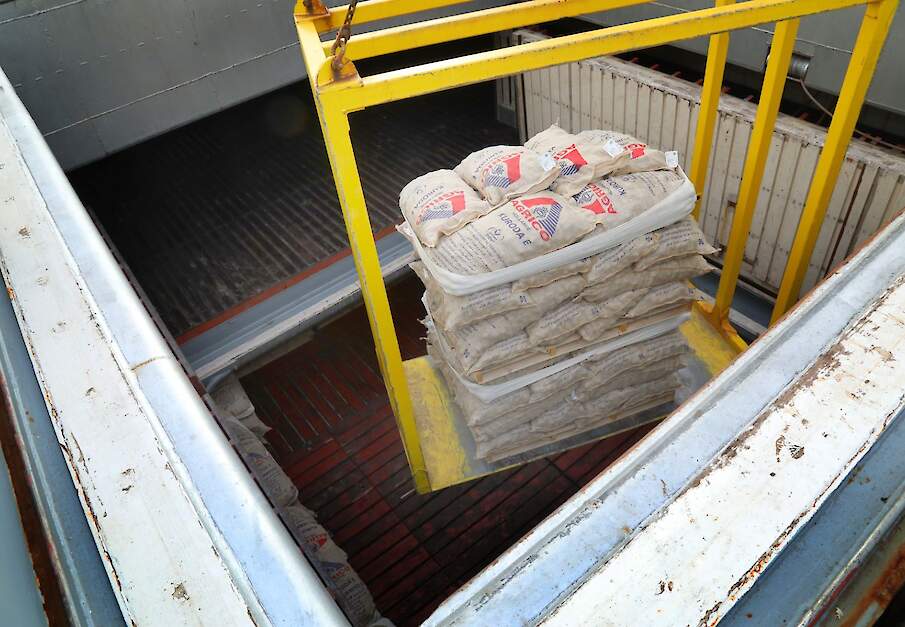 Agrico zakken met pootgoed in schip geladen