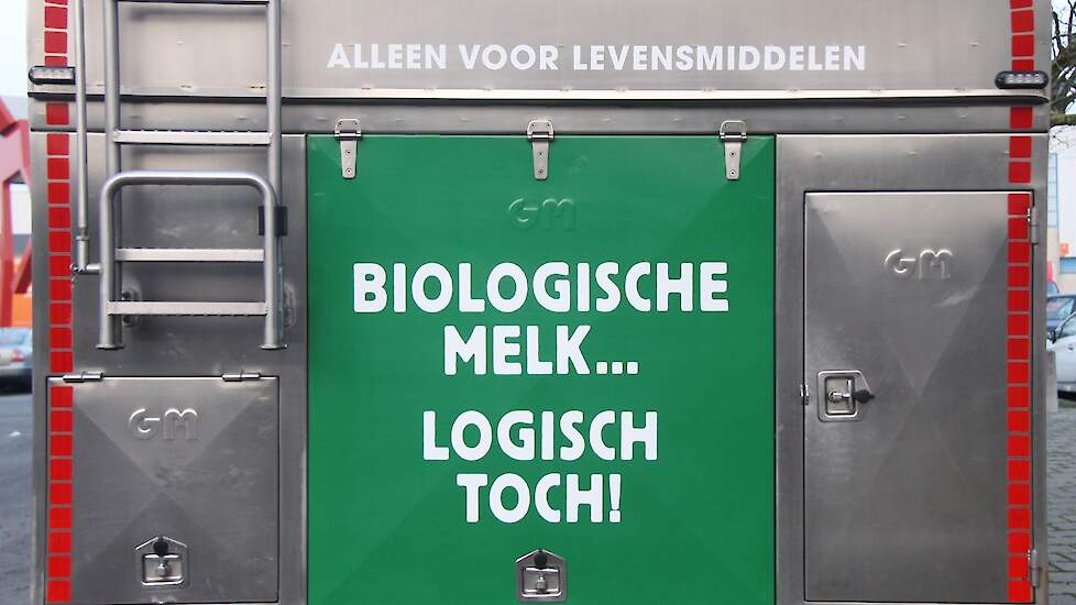 Een RMO haalt biologische melk op bij een melkveehouder.