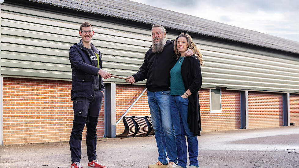 Mirco Banning (24) met zijn ouders Michel (55) en Anja (55).