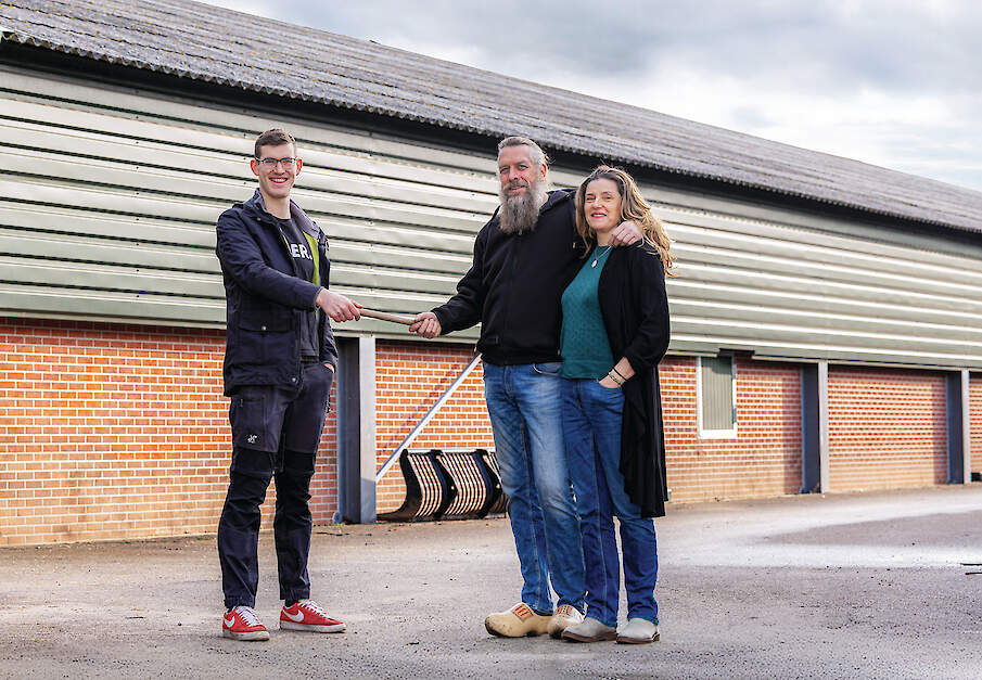 Mirco Banning (24) met zijn ouders Michel (55) en Anja (55).