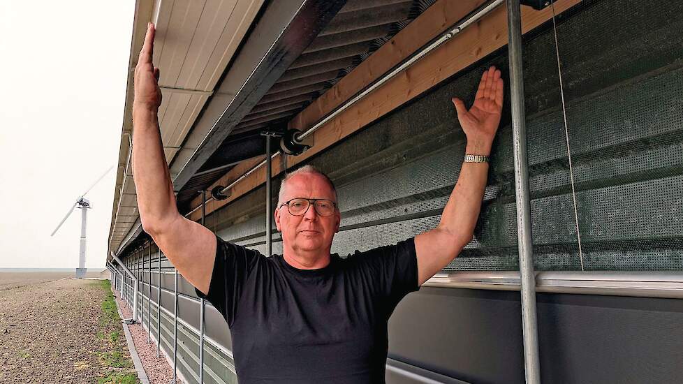 Jan Pieter Bierema laat zien hoe breed de overstek aan de uitloop is, met daaronder grint om insleep van ongedierte tegen te gaan.