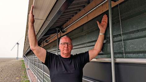 Jan Pieter Bierema laat zien hoe breed de overstek aan de uitloop is, met daaronder grint om insleep van ongedierte tegen te gaan.