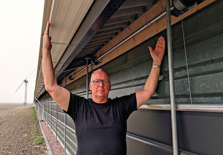 Jan Pieter Bierema laat zien hoe breed de overstek aan de uitloop is, met daaronder grint om insleep van ongedierte tegen te gaan.