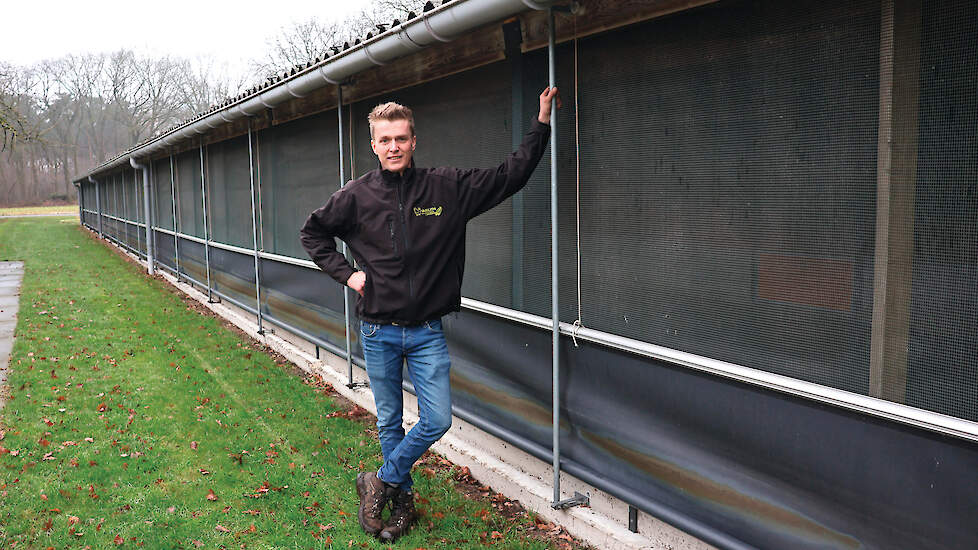 Joost van Lith bij de overdekte uitloop van de scharrelvleeskuikens.
