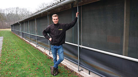 Joost van Lith bij de overdekte uitloop van de scharrelvleeskuikens.