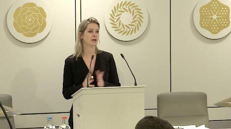 Wiersma verdedigt haar PAS-aanpak in de Eerste Kamer.