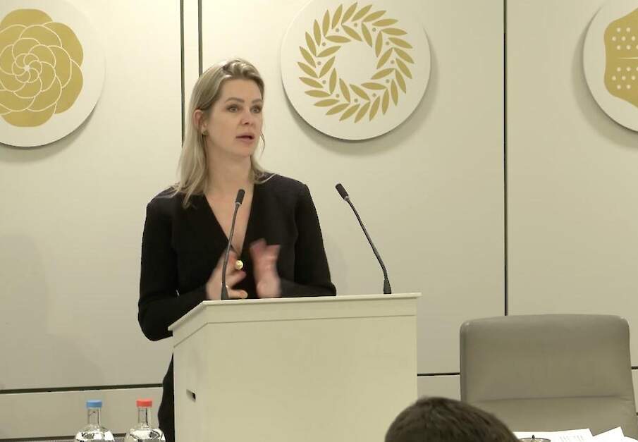 Wiersma verdedigt haar PAS-aanpak in de Eerste Kamer.