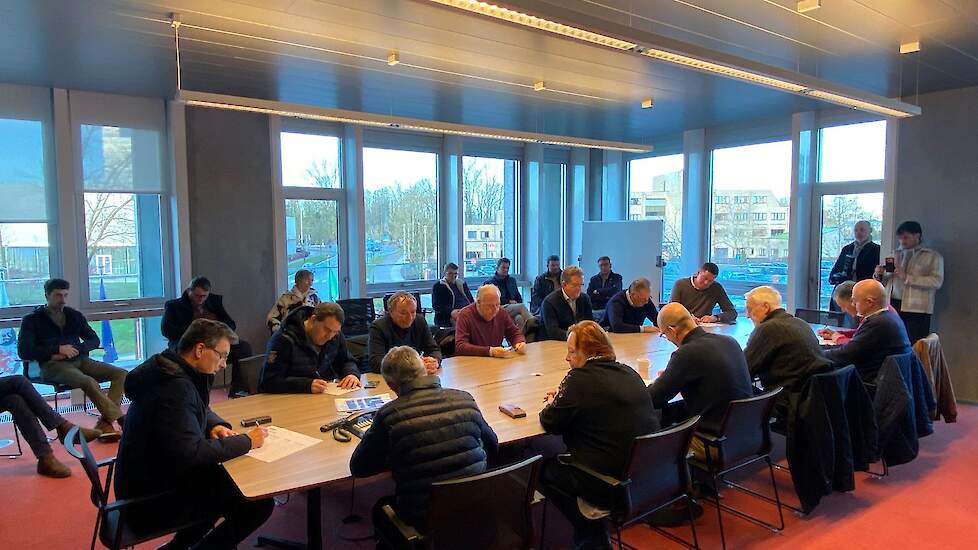 De prijzencommissie in het Vlaamse Deinze die zes onderhandelaars telt namens de producenten. Ook de afnemers tellen zes afgevaardigden.