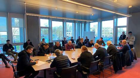 De prijzencommissie in het Vlaamse Deinze die zes onderhandelaars telt namens de producenten. Ook de afnemers tellen zes afgevaardigden.