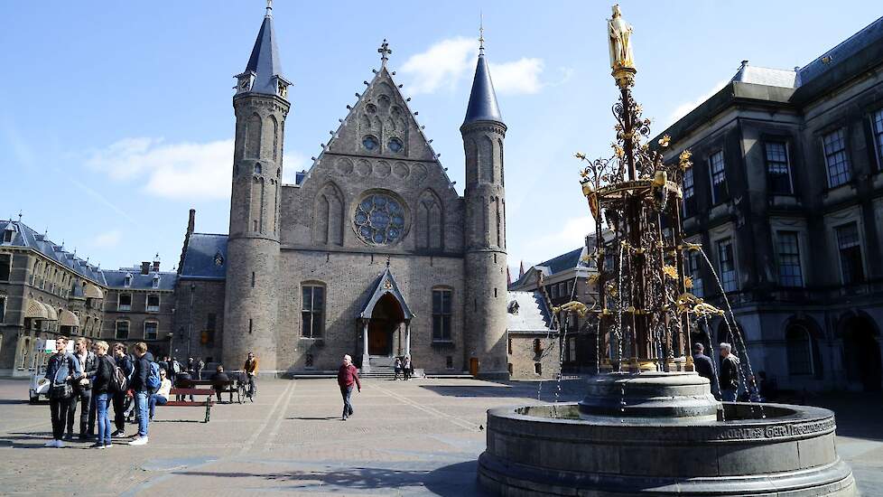 Het Binnenhof als boegbeeld van de Haagse politiek, alhoewel de Tweede Kamer vanwege de grote renovatie momenteel nog altijd vergadert in een tijdelijk gebouw op een andere locatie in Den Haag.