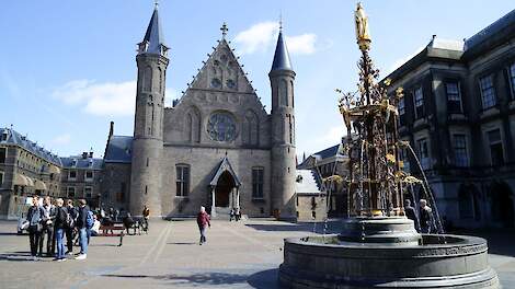 Het Binnenhof als boegbeeld van de Haagse politiek, alhoewel de Tweede Kamer vanwege de grote renovatie momenteel nog altijd vergadert in een tijdelijk gebouw op een andere locatie in Den Haag.