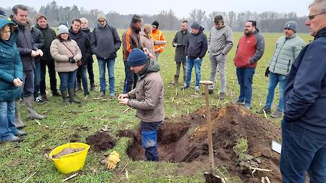 Klaas Willem van den Berg (Aequator) toont de deelnemers de kleibrokjes in de zandgrond.