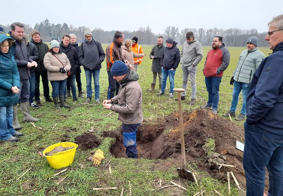 Willem van den Berg (Aequator) toont de deelnemers de kleibrokjes in de zandgrond.