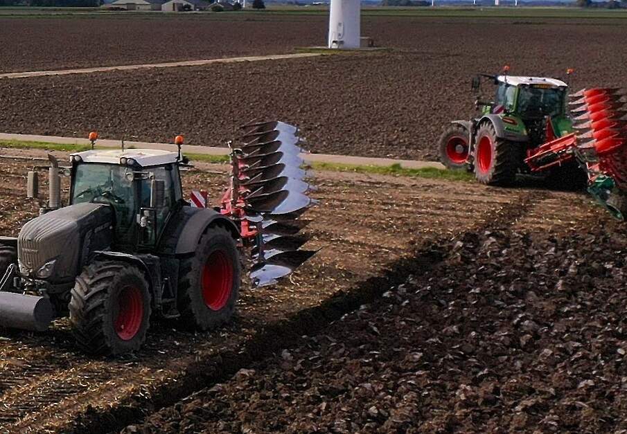 On-land ploegen met de Kverneland LO 7-schaar ploeg