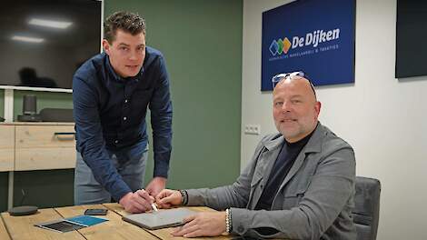 Productierechtenhandelaar Pieter Schuit (links) en agrarisch makelaar Jakko Bregman werken samen vanuit Middenmeer.