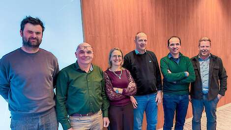 (Van links naar rechts) Kalle Smits, Koen Van Hees, Leen Francken, Guy Van Gils, Mattijs Michils en Stefan Wouters van Wouters Groep en de Vlaamse Aditek Group.