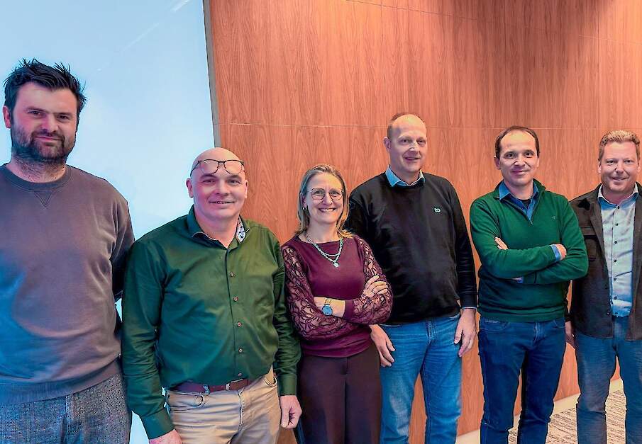 (Van links naar rechts) Kalle Smits, Koen Van Hees, Leen Francken, Guy Van Gils, Mattijs Michils en Stefan Wouters van Wouters Groep en de Vlaamse Aditek Group.
