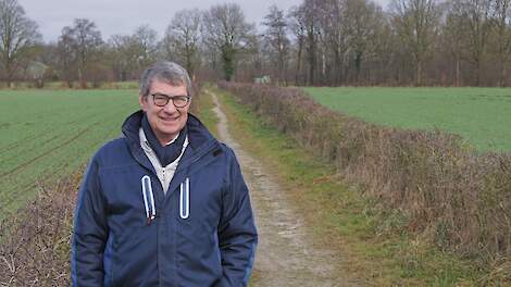 Pachter Harm Kuil op een van de percelen op de Westersch in Veele.