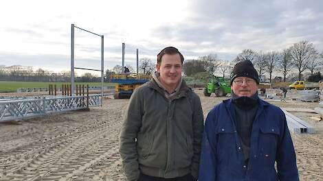 Melkveehouder Emiel Koskamp en zijn vader op de plek waar nu de vrijlevenstal staat.