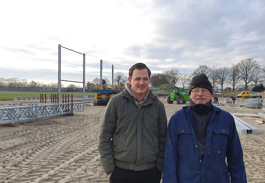Melkveehouder Emiel Koskamp en zijn vader op de plek waar nu de vrijlevenstal staat.