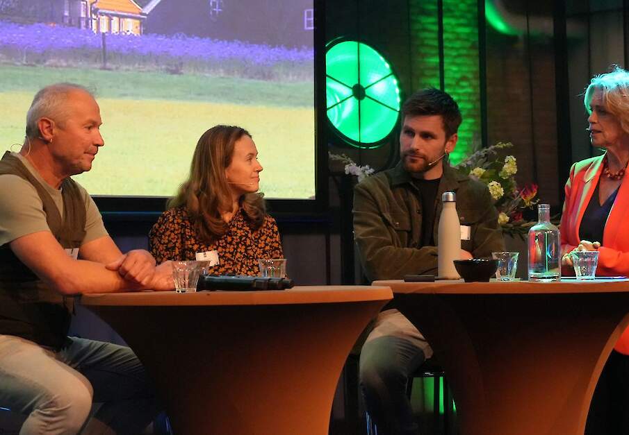 Arjen van Buuren, Ilse van Dijl, Job de Pater en Inge Diepman bij het slotgesprek van de Nationale Bodemtop 2026.