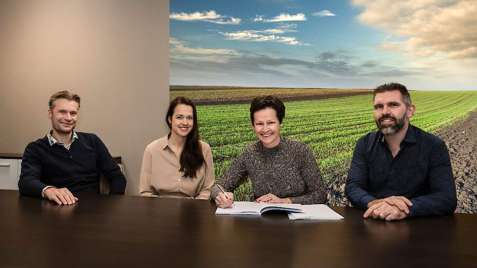 Vlnr: Harm Wientjes (algemeen directeur DLV Advies), Marieke Louwes (commercieel directeur DLV Advies), Paulien Hogenkamp en Adriaan Dubbeldam (directeur personeel DLV Advies).