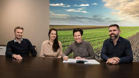 Vlnr: Harm Wientjes (algemeen directeur DLV Advies), Marieke Louwes (commercieel directeur DLV Advies), Paulien Hogenkamp en Adriaan Dubbeldam (directeur personeel DLV Advies).