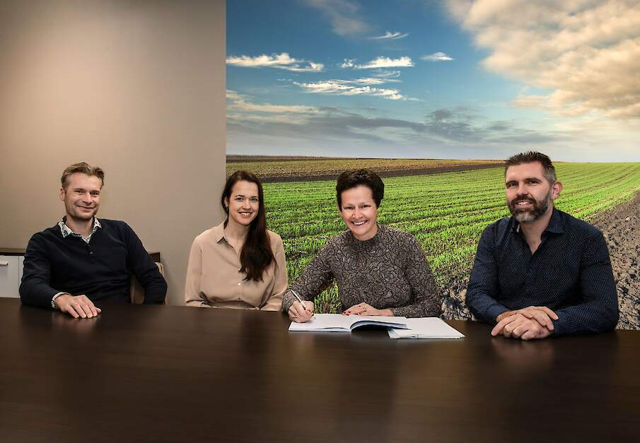 Vlnr: Harm Wientjes (algemeen directeur DLV Advies), Marieke Louwes (commercieel directeur DLV Advies), Paulien Hogenkamp en Adriaan Dubbeldam (directeur personeel DLV Advies).