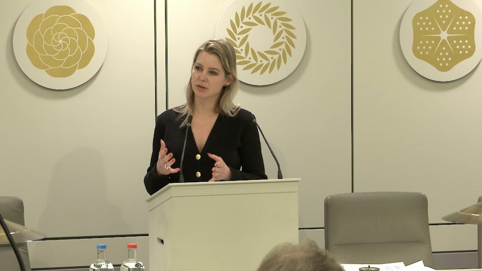 Wiersma in debat in de Eerste Kamer.