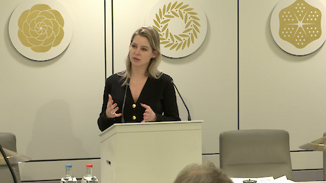 Wiersma in debat in de Eerste Kamer.