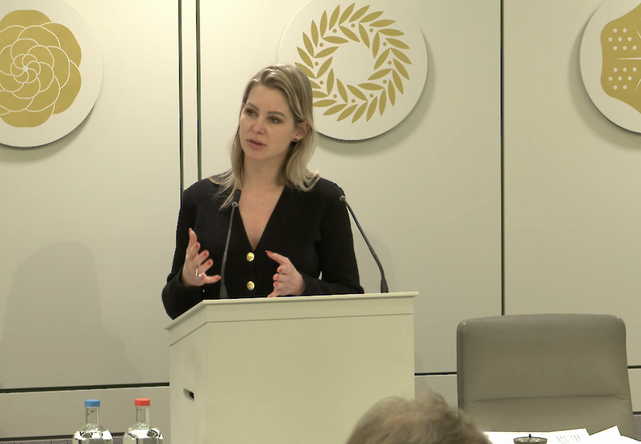 Wiersma in debat in de Eerste Kamer.