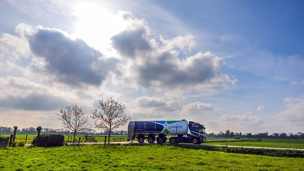 Een RMO van Vreugdenhil Dairy Foods rijdt een erf op bij een melkveehouder.