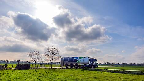 Een RMO van Vreugdenhil Dairy Foods rijdt een erf op bij een melkveehouder.