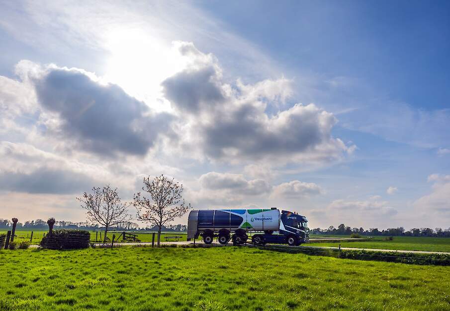 Een RMO van Vreugdenhil Dairy Foods rijdt een erf op bij een melkveehouder.