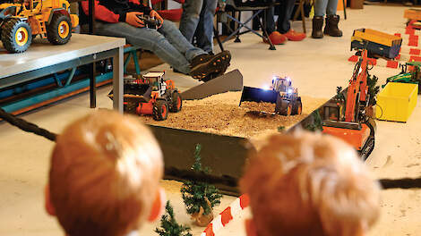 Bij binnenkomst liepen de bezoekers tegen de radiografisch bestuurde landbouw- en grondverzetmachines van Modelbouwers Holland aan. Daar moet je dan eerst even kijken.