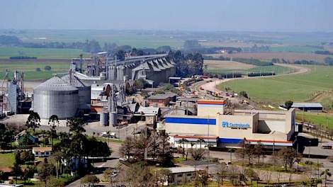 Castrolanda is een landbouwcoöperatie in de zuidelijke Braziliaanse staat Paraná. De naam is een samenvoeging van de stad (Castro) waar de Nederlandse kolonie is gevestigd en de Portugese naam voor Nederland (Holanda). De coöperatie is in 1951 opgericht d