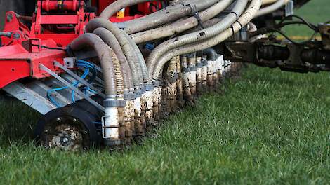 Een zodebemester rijdt rundveedrijfmest uit op grasland.