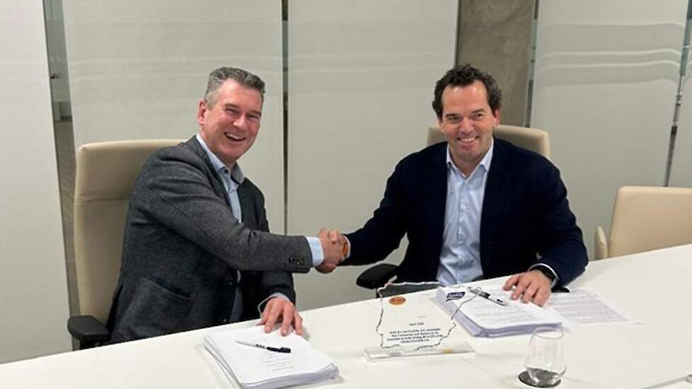 Aviko-directeur Maarten van Delst (links) sluit een deal met Daniel Enrique de la Pedraja, eigenaar van Eurofrits