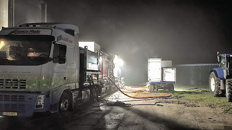 In de mobiele mestvergister worden dunne en dikke mest gescheiden op het eigen erf van de boer.