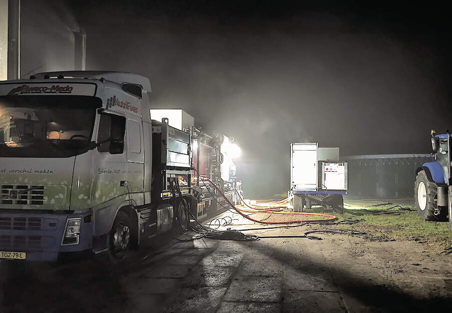 In de mobiele mestvergister worden dunne en dikke mest gescheiden op het eigen erf van de boer.