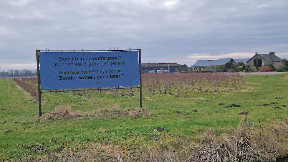 Verschillende spandoeken langs de Middenpeelweg (N277) kondigden de bijeenkomst aan.