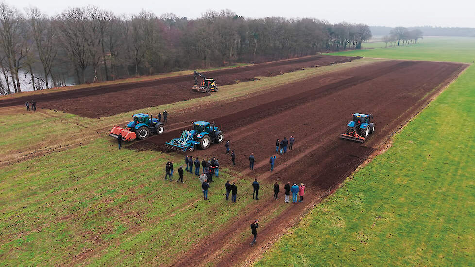 De demonstraties van robuuste kleistrooiers, kleiverdeling met graafmachines, en het inwerken van klei met grondbewerkingsmachines maakten veel indruk op de deelnemers.