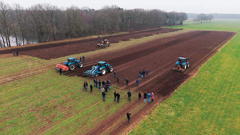 De demonstraties van robuuste kleistrooiers, kleiverdeling met graafmachines, en het inwerken van klei met grondbewerkingsmachines maakten veel indruk op de deelnemers.