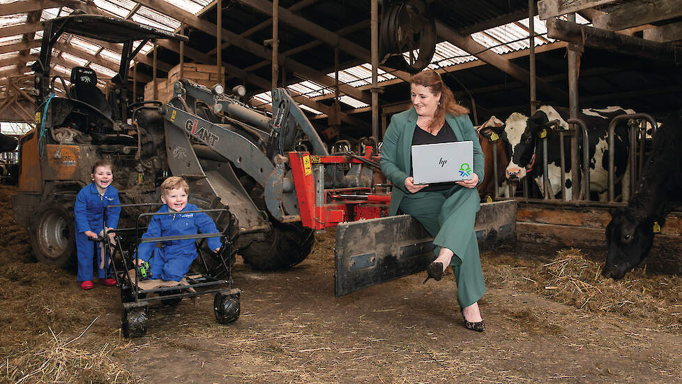 Marjolein de Kreij met haar kinderen in de stal