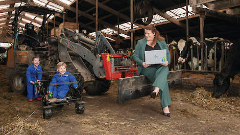 Marjolein de Kreij met haar kinderen in de stal