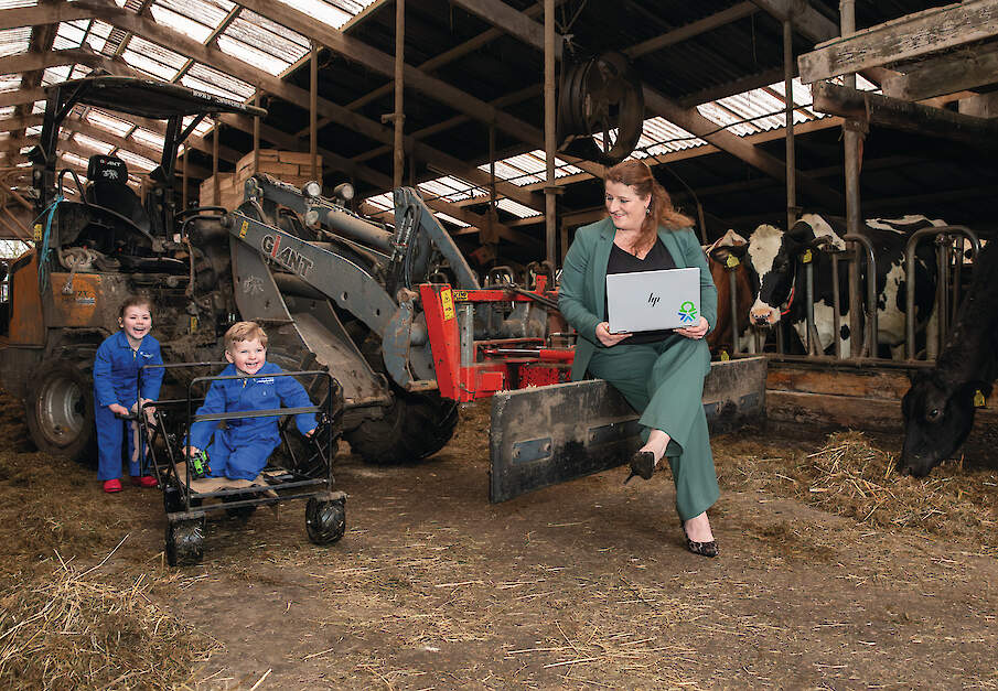 Marjolein de Kreij met haar kinderen in de stal