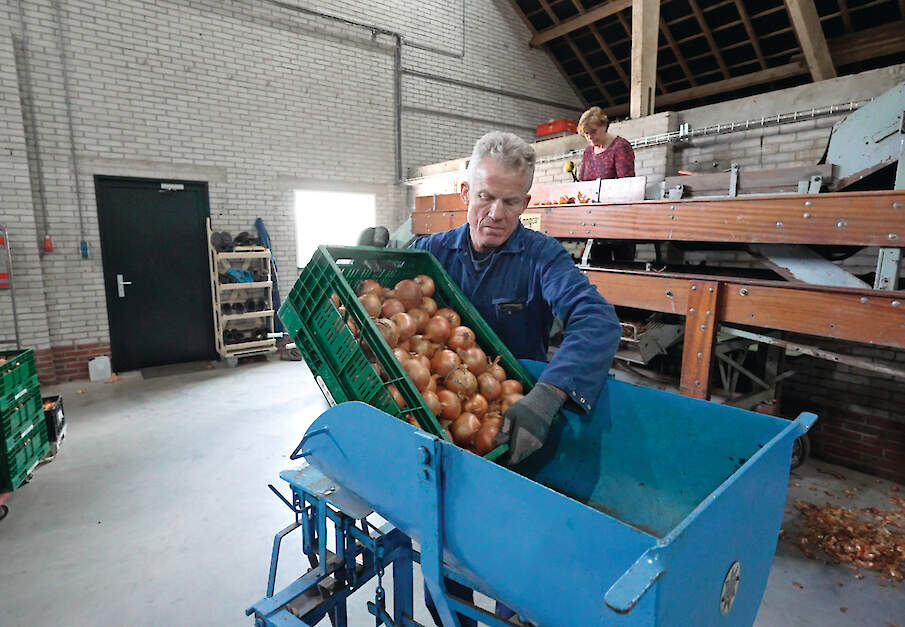 Leendert van Wijk in zijn volledig omgebouwde koeienstal.