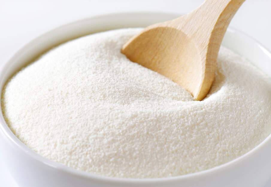 Melkpoeder in een kom.